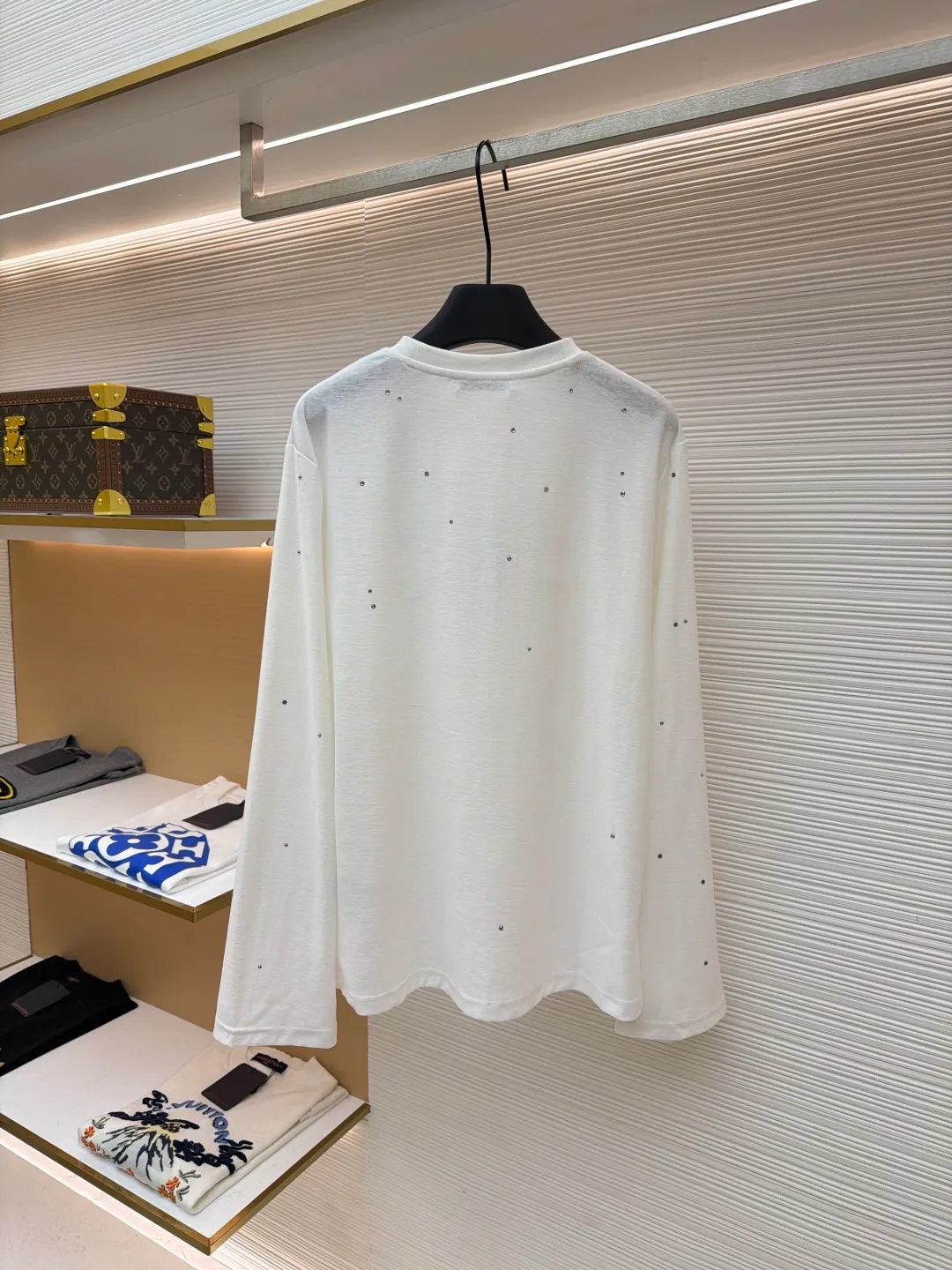 Acne Studios laser hot rhinestone long sleeves ●Original version: Purchased and developed by 3829 ●Item number: 1682157-A15 ●Fabric: linen fabric ●Technology: Printed heat transfer ●Color: white ●Type: loose version ●Weight: about 215 grams ●Size: S-M-L ●Description: The original version was purchased from Hangzhou National Specialty School for 4700. The fabric is made of 85% cotton + 15% linen. Printed heat transfer technology + imported laser material. It is paired with positioning hot-drilling technology. Customized accessories. Same style for men and women. Full of street feel. The workmanship details are very good. The overall wiring is straight and delicate, the fabric is comfortable and soft, and the color is consistent without color difference. It can be matched with the same style to create a fashionable look and control various occasions. Customized accessories, complete with three standards, same style for men and women!